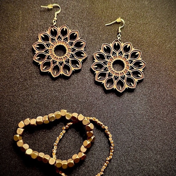 Elegant Wooden Mandala Floral Earrings and Gold Bead Bracelet Set - Picture 1 of 2